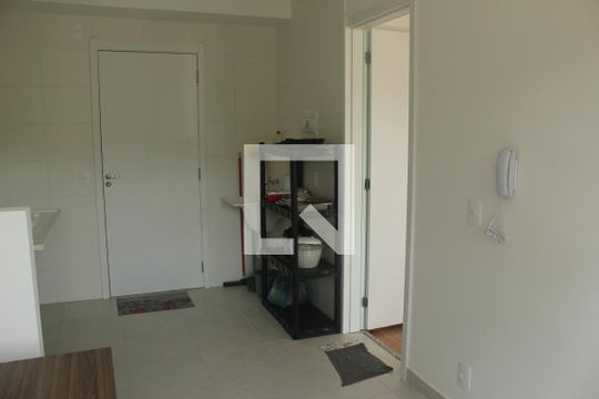 Sala/ cozinha  de apartamento para alugar com 1 quarto, 27m² em Jardim Itacolomi, São Paulo