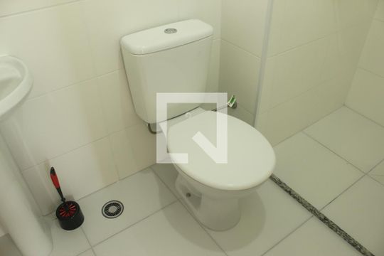 Banheiro de apartamento para alugar com 1 quarto, 27m² em Jardim Itacolomi, São Paulo