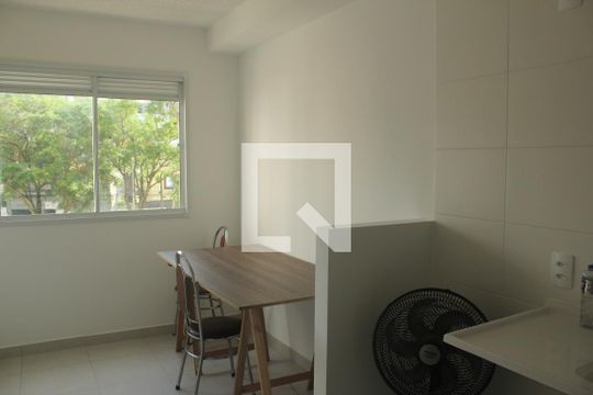 Sala/ cozinha  de apartamento para alugar com 1 quarto, 27m² em Jardim Itacolomi, São Paulo
