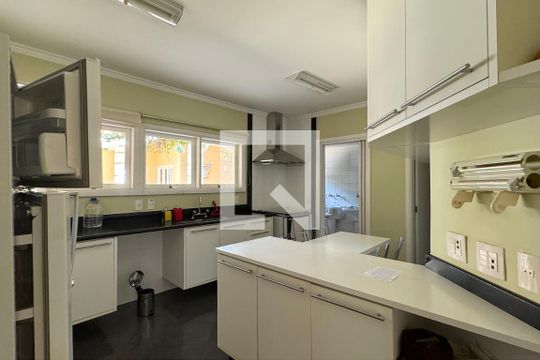 Cozinha de casa de condomínio para alugar com 4 quartos, 600m² em Alphaville, Santana de Parnaíba