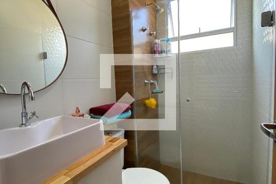Banheiro de apartamento para alugar com 2 quartos, 50m² em Igara, Canoas