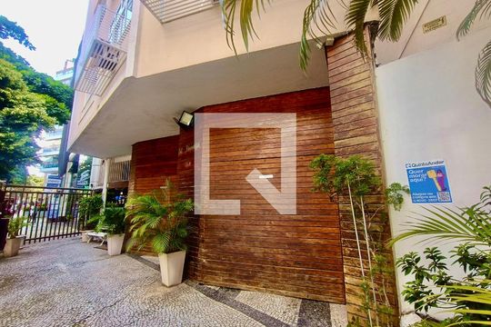 Fachada com cartaz QA. de apartamento para alugar com 2 quartos, 90m² em Leblon, Rio de Janeiro