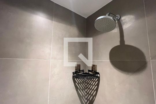 Banheiro de kitnet/studio para alugar com 1 quarto, 24m² em Cerqueira César, São Paulo