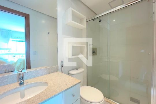 Banheiro da Suíte de apartamento à venda com 2 quartos, 75m² em Três Figueiras, Porto Alegre