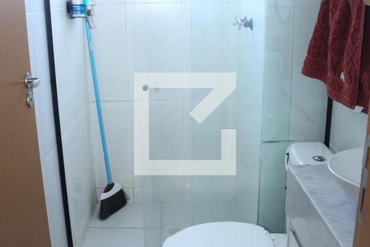 Banheiro de apartamento para alugar com 2 quartos, 47m² em Ouro Verde, Nova Iguaçu