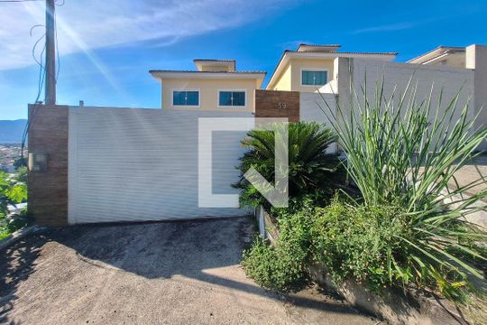 Fachada de casa à venda com 3 quartos, 300m² em Piratininga, Niterói