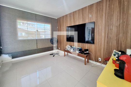 Sala de casa à venda com 3 quartos, 300m² em Piratininga, Niterói