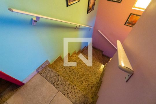 Escada de casa à venda com 2 quartos, 190m² em Conjunto Residencial Jardim Canaã, São Paulo