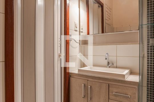 Banheiro de apartamento para alugar com 1 quarto, 78m² em Jardim São Pedro, Porto Alegre