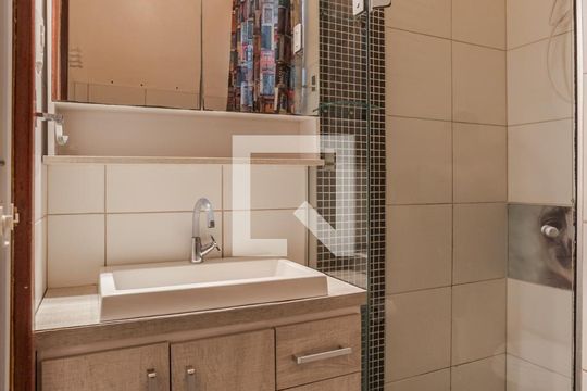 Banheiro de apartamento para alugar com 1 quarto, 78m² em Jardim São Pedro, Porto Alegre