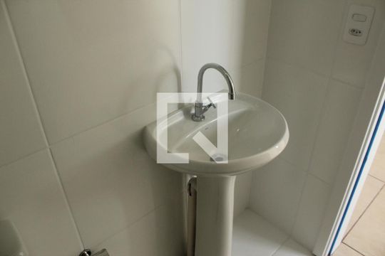 Banheiro de apartamento para alugar com 2 quartos, 33m² em Jardim Prudência, São Paulo