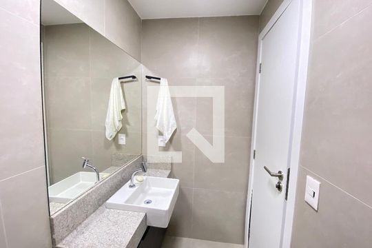 Banheiro de kitnet/studio para alugar com 0 quarto, 30m² em Ondina, Salvador