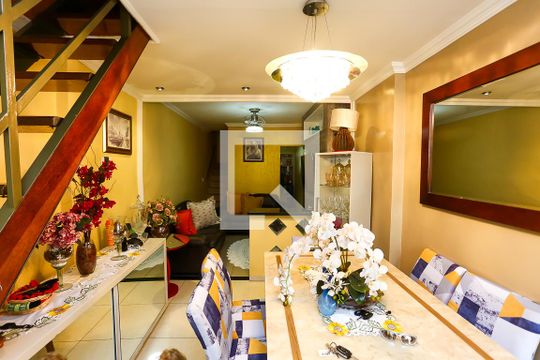 Casa à venda com 4 quartos, 200m² em Parque Pinheiros, Taboão da Serra