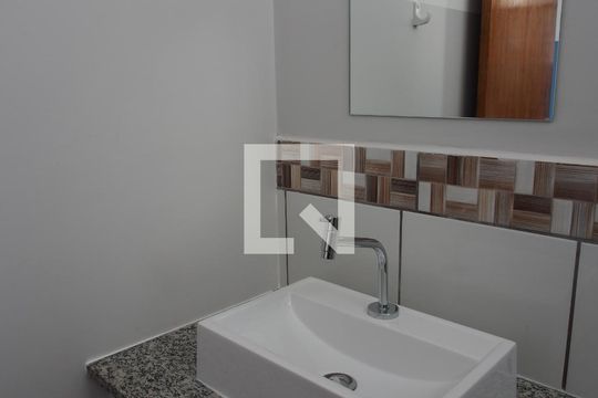 Banheiro de kitnet/studio para alugar com 1 quarto, 42m² em Jardim Itália, Várzea Paulista