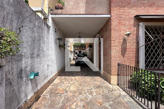 Garagem de casa à venda com 5 quartos, 250m² em Vila Cordeiro, São Paulo
