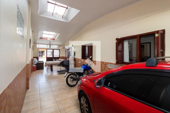 Garagem de casa à venda com 4 quartos, 277m² em Niterói, Canoas