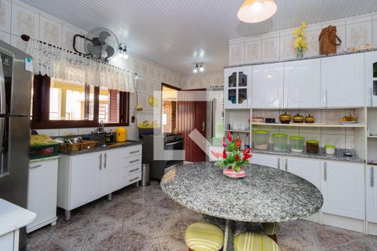 Casa 1 -Cozinha de casa à venda com 4 quartos, 277m² em Niterói, Canoas