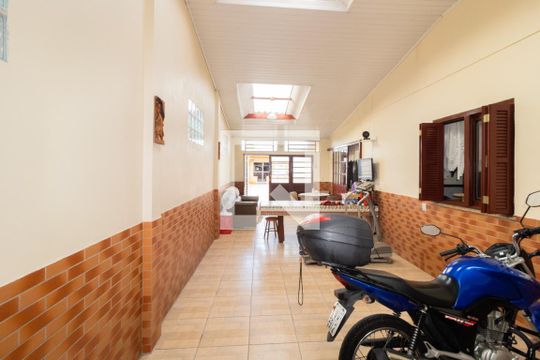 Garagem de casa à venda com 4 quartos, 277m² em Niterói, Canoas