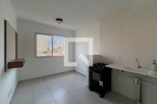 Sala e cozinha de apartamento para alugar com 2 quartos, 32m² em Cambuci, São Paulo