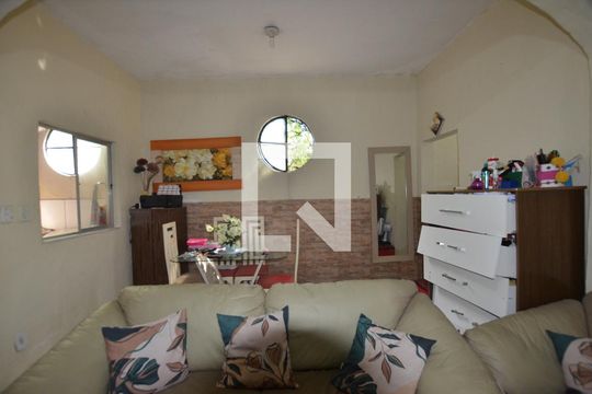 Casa para alugar com 1 quarto, 50m² em Irajá, Rio de Janeiro