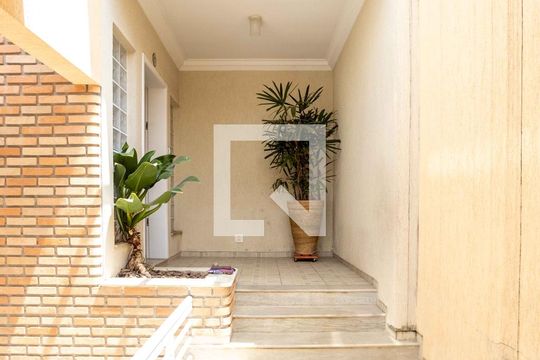 Hall de entrada de casa à venda com 5 quartos, 250m² em Conceição, Diadema