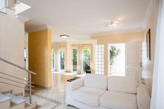 Sala de TV de casa à venda com 5 quartos, 250m² em Conceição, Diadema