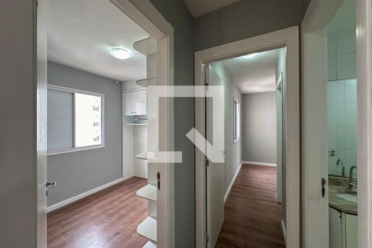 Corredor Quartos de apartamento para alugar com 2 quartos, 57m² em Vila das Belezas, São Paulo