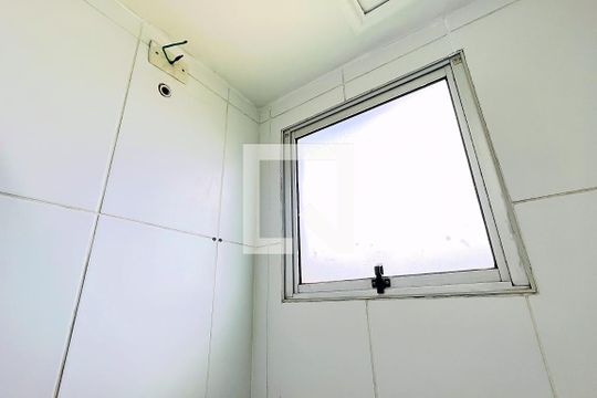 Banheiro de apartamento para alugar com 2 quartos, 39m² em Água Chata, Guarulhos
