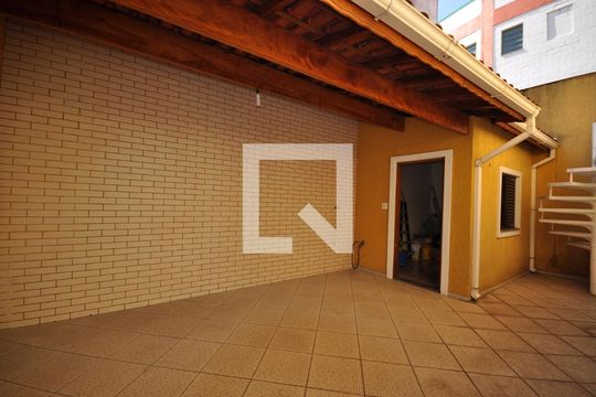 Quintal de casa à venda com 3 quartos, 240m² em Vila Paiva, São Paulo
