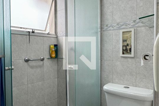 Banheiro de apartamento para alugar com 2 quartos, 64m² em Jardim Barueri, Barueri