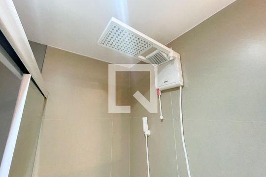 Banheiro chuveiro  de kitnet/studio à venda com 1 quarto, 25m² em Pinheiros, São Paulo