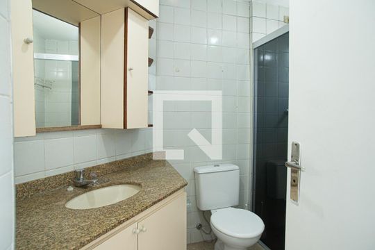 Banheiro de kitnet/studio para alugar com 1 quarto, 35m² em Bela Vista, São Paulo