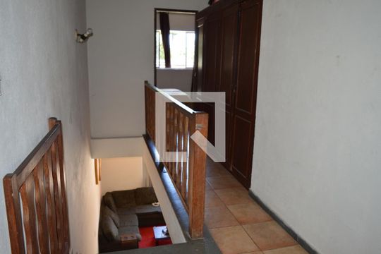Escada de casa para alugar com 3 quartos, 300m² em Centro, Contagem