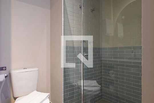 Banheiro de kitnet/studio para alugar com 1 quarto, 25m² em Sumaré, São Paulo