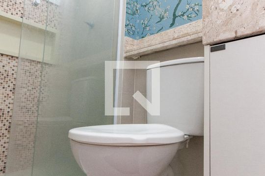 Banheiro de apartamento à venda com 2 quartos, 43m² em Vila Mazzei, São Paulo