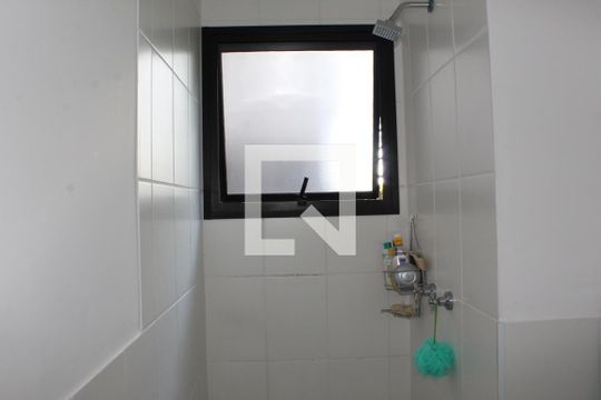 Banheiro de apartamento para alugar com 2 quartos, 48m² em Jardim Pioneira, Cotia