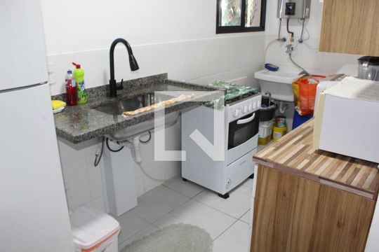 Cozinha e Área de Serviço de apartamento para alugar com 2 quartos, 48m² em Jardim Pioneira, Cotia