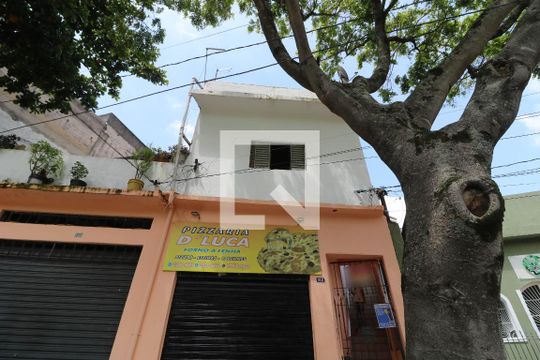 Fachada de casa para alugar com 1 quarto, 50m² em Parque Santa Madalena, São Paulo