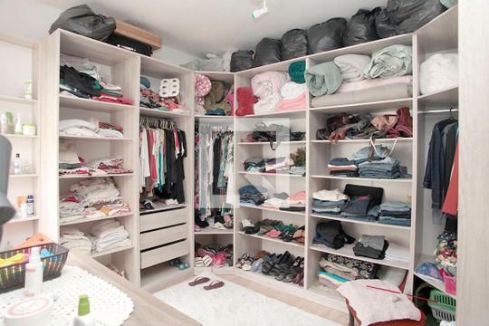 Quarto 1 Suíte Detalhe Closet de apartamento à venda com 3 quartos, 113m² em Farroupilha, Porto Alegre