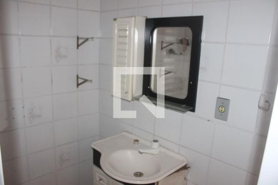 Banheiro de apartamento para alugar com 1 quarto, 45m² em Centro, São Vicente