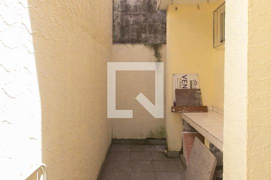 Quintal de casa à venda com 3 quartos, 100m² em Vila Carmosina, São Paulo