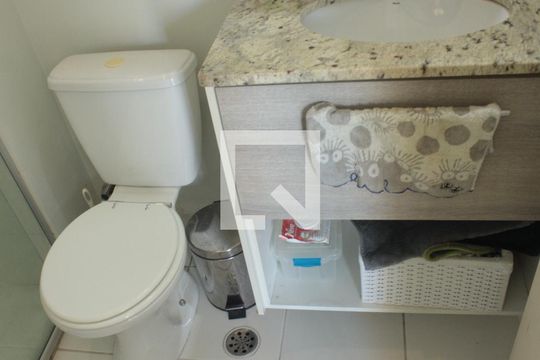 Banheiro de apartamento para alugar com 2 quartos, 50m² em Parque Reboucas, São Paulo