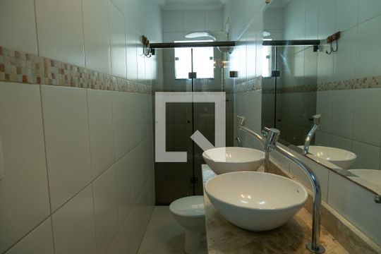 banheiro suíte de casa à venda com 2 quartos, 150m² em Jardim Roberto, Osasco