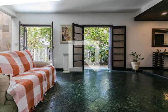 Sala de casa para alugar com 6 quartos, 466m² em Vila Oliveira, Mogi das Cruzes