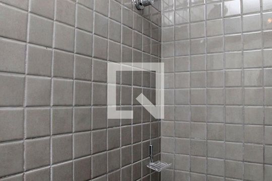 Banheiro de kitnet/studio para alugar com 1 quarto, 30m² em Centro Histórico, Porto Alegre