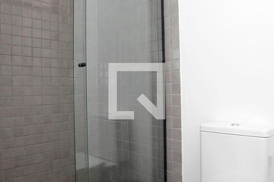 Banheiro de kitnet/studio para alugar com 1 quarto, 30m² em Centro Histórico, Porto Alegre