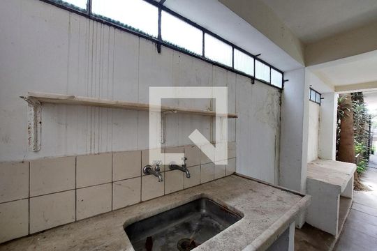 Área de Serviço de casa para alugar com 2 quartos, 242m² em Jardim Prudência, São Paulo