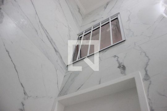 Banheiro de kitnet/studio para alugar com 1 quarto, 15m² em Jardim Santa Mena, Guarulhos