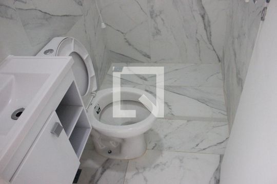 Banheiro de kitnet/studio para alugar com 1 quarto, 15m² em Jardim Santa Mena, Guarulhos