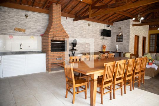 Churrasqueira de casa à venda com 5 quartos, 400m² em Vila Nilo, São Paulo